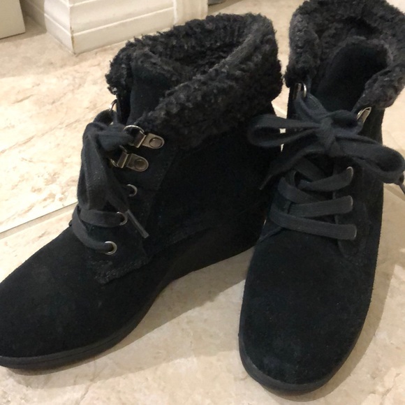 Size 6. Suede ankle wedge boots. - Picture 5 of 5
